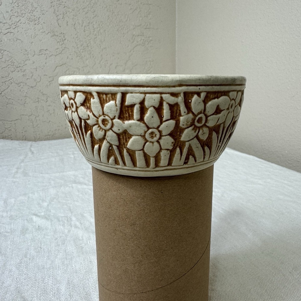 Weller Knifewood Ivory Antique Art Pottery Ceramic Daisy 5.5" Bowl ca. 1910s/20s